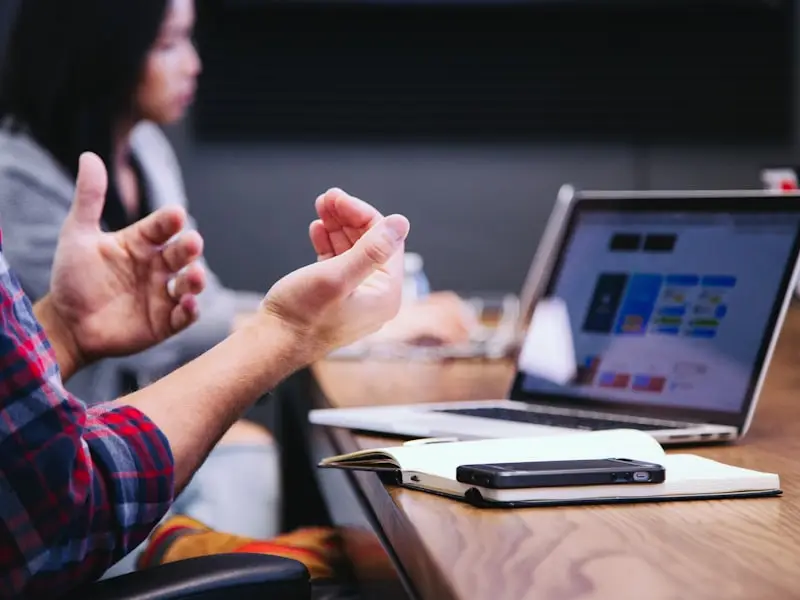 Réunion de travail et discussion stratégique