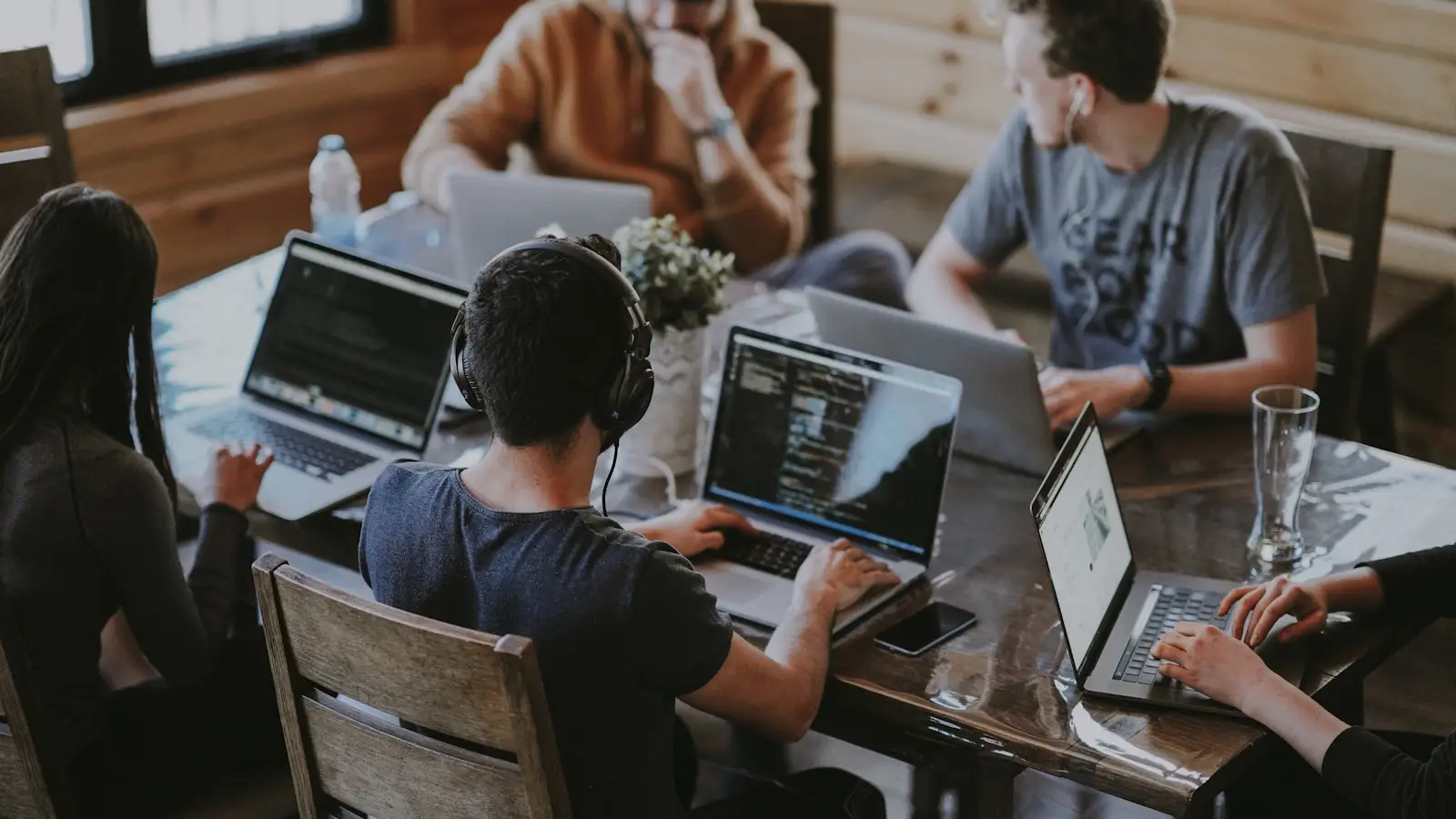 Une équipe collaborant sur des projets en situation de travail